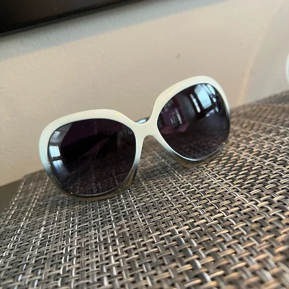 Bundle of Sunglasses - Picture 5 of 6